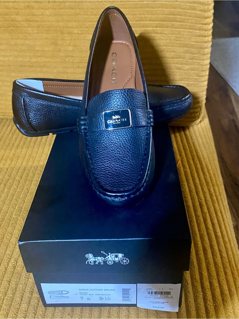 CHOACH WOMENS BLACK LEATHER LOAFERS. BRAND NEE IN BOX WITH TAGS, MEVER WORN
